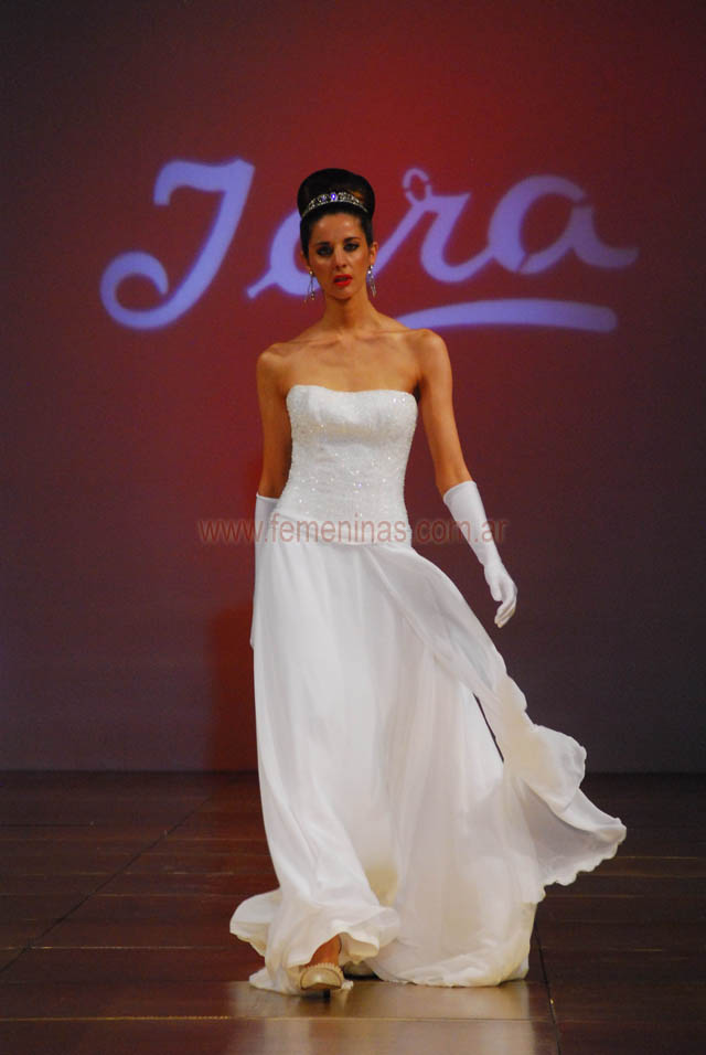 Vestido de novia strapless bordado falda gasa con vuelo Iara
